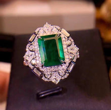 Load image into Gallery viewer, 2.3ct Vivid Green Emerald