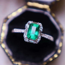 Load image into Gallery viewer, 0.85ct Insignificant Oil, Muzo Green Emerald