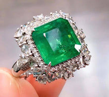 Load image into Gallery viewer, 8.8ct Vivid Green Emerald