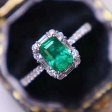 Load image into Gallery viewer, 0.85ct Insignificant Oil, Muzo Green Emerald