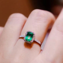 Load image into Gallery viewer, 0.85ct Insignificant Oil, Muzo Green Emerald