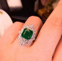 Load image into Gallery viewer, 3.7ct Vivid Green Emerald