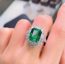 Load image into Gallery viewer, 5.69ct Vivid Green Emerald, INSIGNIFICANT Oil