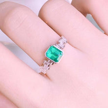 Load image into Gallery viewer, 0.9ct NO OIL Vivid Green Emerald