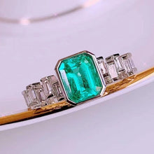 Load image into Gallery viewer, 0.9ct NO OIL Vivid Green Emerald