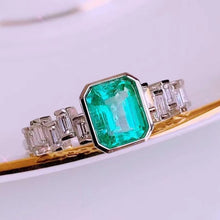 Load image into Gallery viewer, 0.9ct NO OIL Vivid Green Emerald