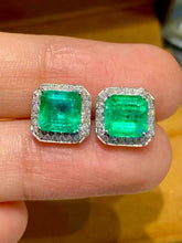 Load image into Gallery viewer, 2.5ct Vivid Green Emerald
