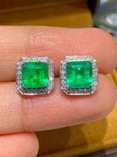 Load image into Gallery viewer, 2.5ct Vivid Green Emerald
