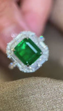 Load and play video in Gallery viewer, 4.99ct Vivid Green Emerald
