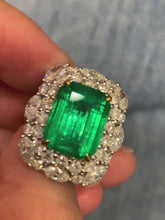 Load and play video in Gallery viewer, 5.4ct GLASSY Vivid Green Emerald
