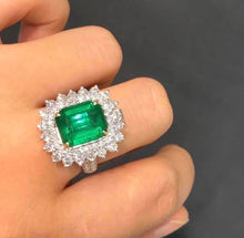 Load image into Gallery viewer, 4.23ct Vivid Green Emerald
