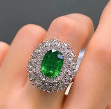 Load image into Gallery viewer, 4.5ct Vivid Green Emerald, GLASSY PIECE!!!!!
