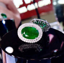 Load image into Gallery viewer, 8.8ct Vivid Green Emerald, Insignificant Oil, minor oil
