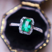 Load image into Gallery viewer, 0.85ct Insignificant Oil, Muzo Green Emerald
