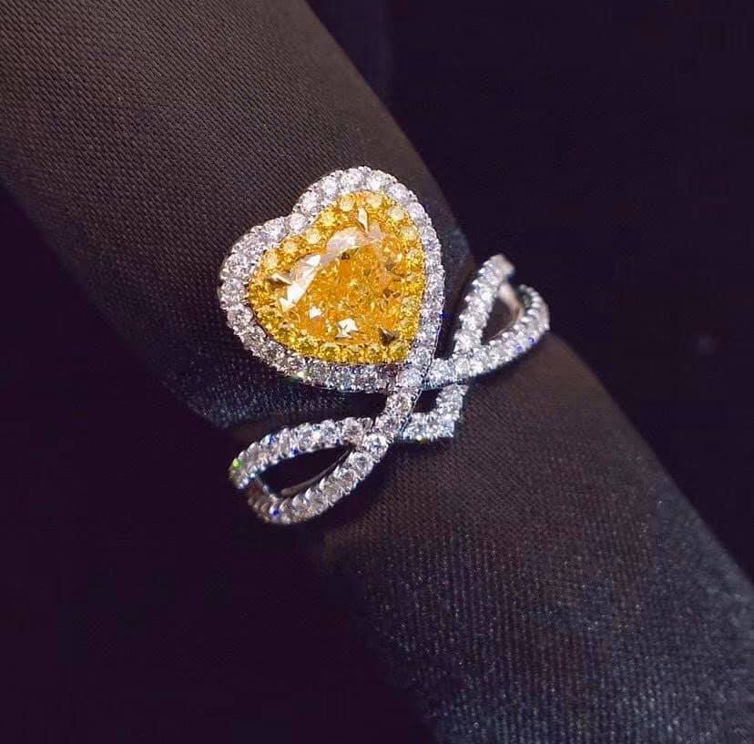 1.01ct Fancy Yellow Diamond