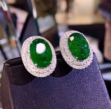 Load image into Gallery viewer, 8.8ct Vivid Green Emerald, Insignificant Oil, minor oil
