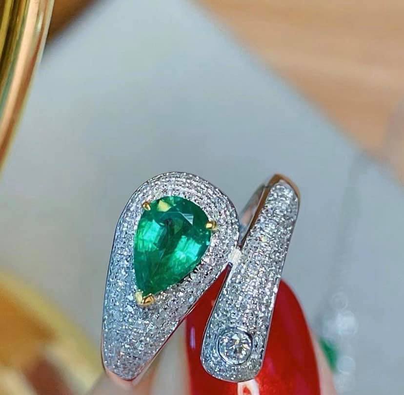 1.1ct Vivid Green Emerald