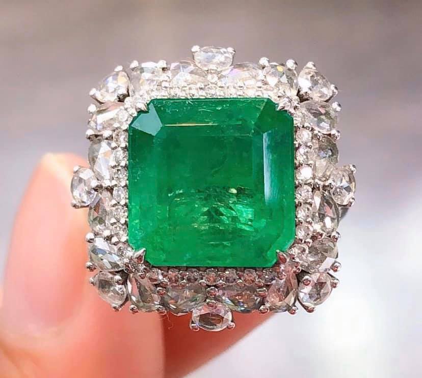 8.8ct Vivid Green Emerald