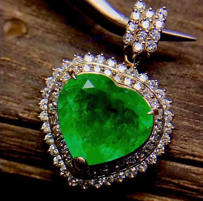 10ct RARE COLUMBIA HEART Vivid Green Emerald