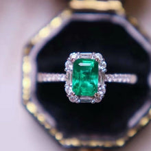 Load image into Gallery viewer, 0.85ct Insignificant Oil, Muzo Green Emerald
