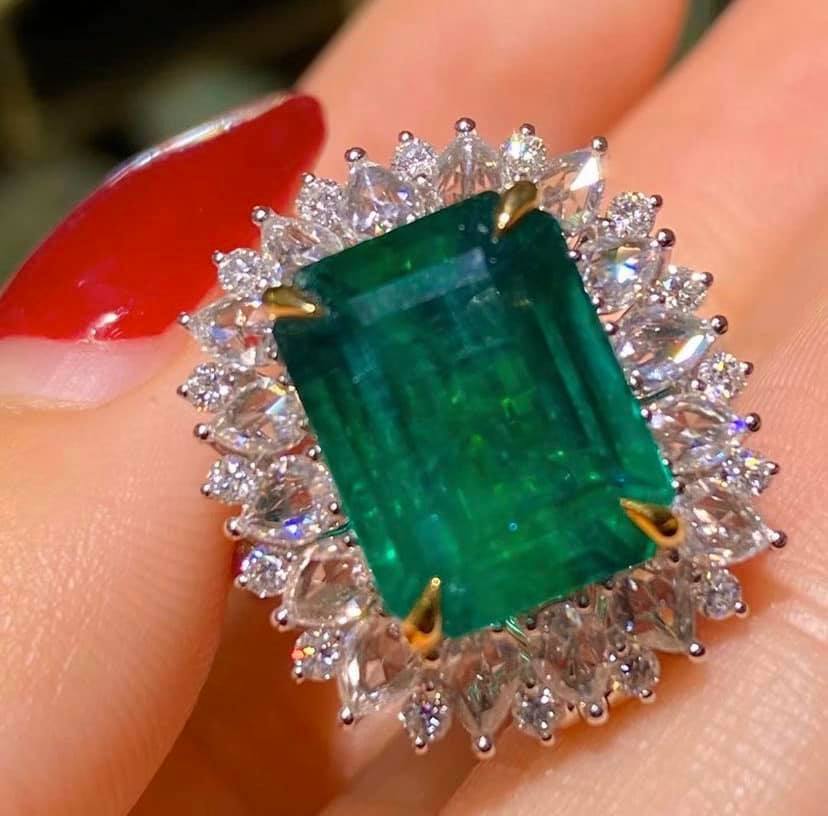 6.67ct Vivid Green Emerald