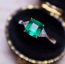 Load image into Gallery viewer, 1.6ct Insignificant Oil, Vivid Green Emerald
