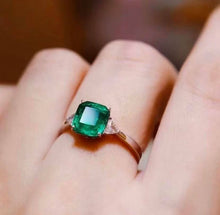 Load image into Gallery viewer, 1.6ct Insignificant Oil, Vivid Green Emerald
