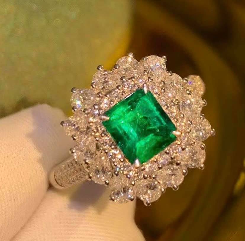 0.8ct Vivid Green Emerald