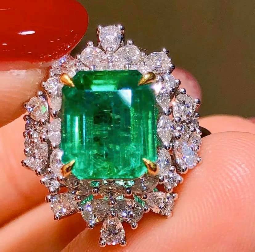 3.85ct Vivid Green Emerald, GLASSY PIECE