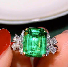 Load image into Gallery viewer, 3.6ct Vivid Green Emerald
