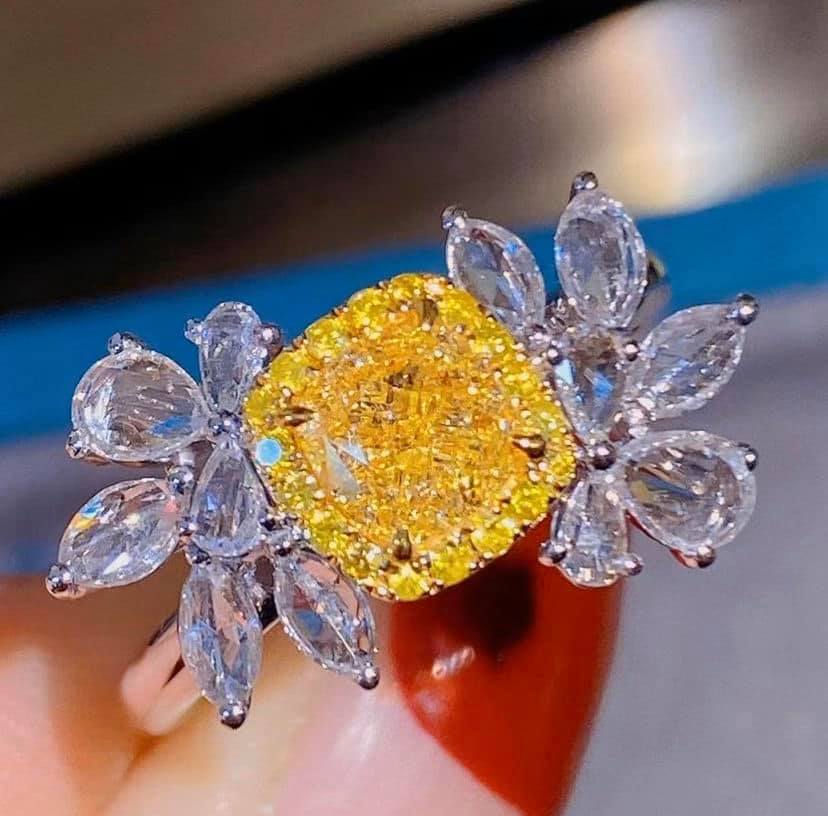 1.02ct Yellow Diamond