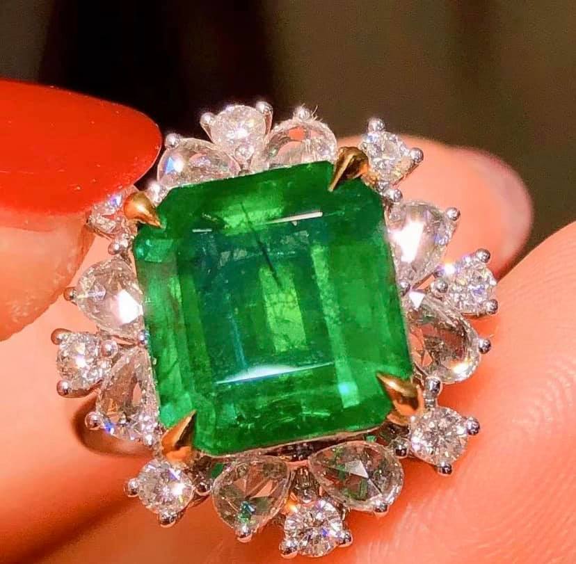 5.18ct Vivid Green Emerald