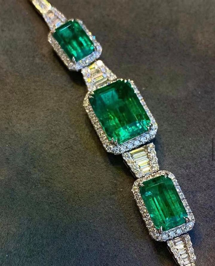 10.31ct Vivid Green Emerald