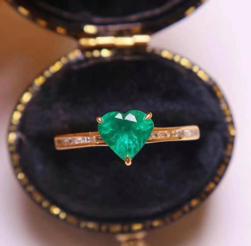 1.1ct Muzo Green Emerald