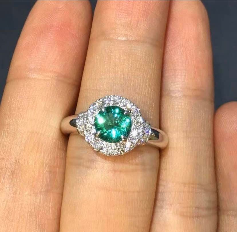 0.8ct Vivid Green Emerald