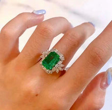 Load image into Gallery viewer, 3.5ct Vivid Green Emerald
