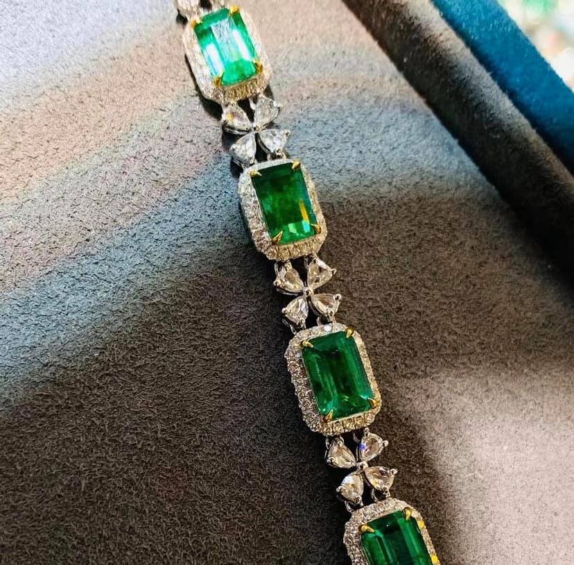 7.29ct Vivid Green Emerald