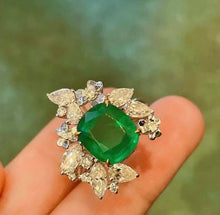 Load image into Gallery viewer, 4.6ct Vivid Green Emerald
