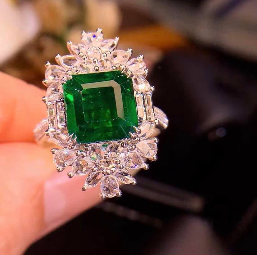 3.7ct Vivid Green Emerald