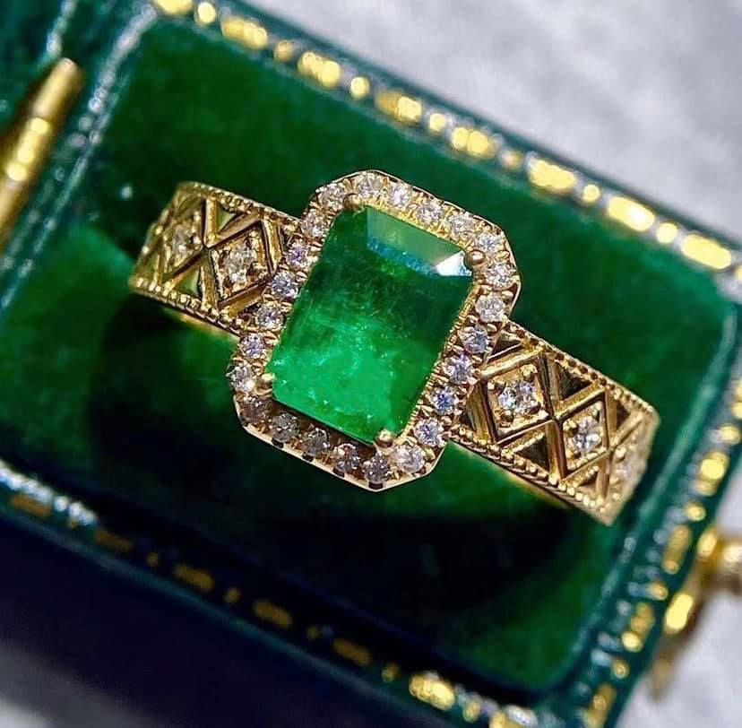 1.07ct Vivid Green Emerald