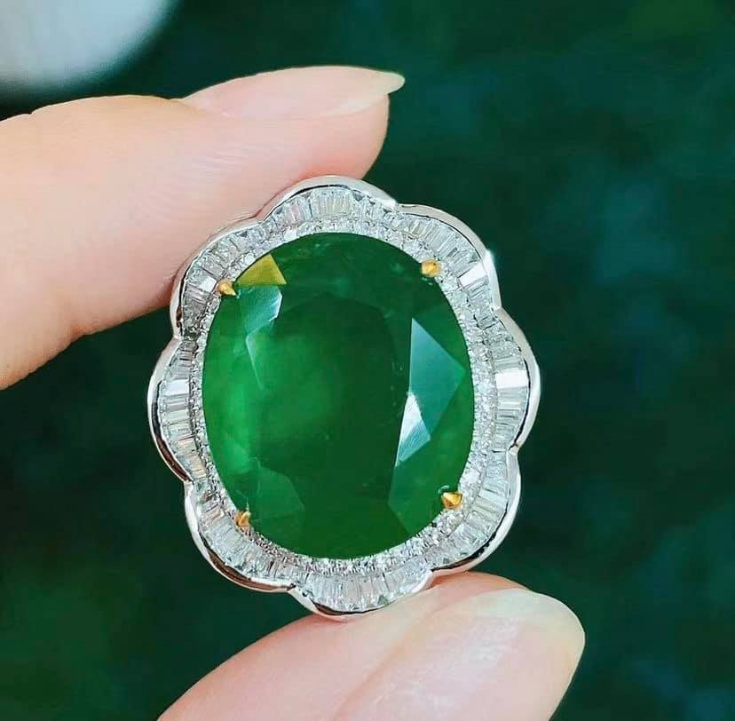 11.55ct Vivid Green Emerald