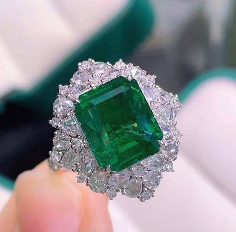 5.69ct Vivid Green Emerald, INSIGNIFICANT Oil