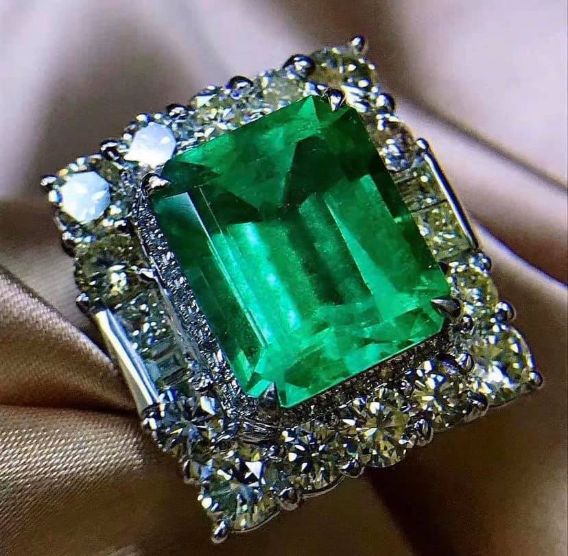 8.01ct Vivid Green Emerald