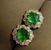 Load image into Gallery viewer, 3.881ct Vivid Green Emerald
