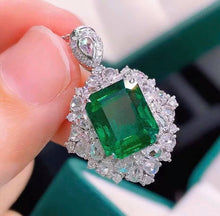 Load image into Gallery viewer, 5.69ct Vivid Green Emerald, INSIGNIFICANT Oil
