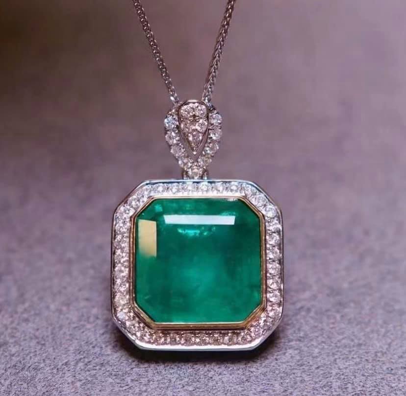 6.8ct Vivid Green Emerald