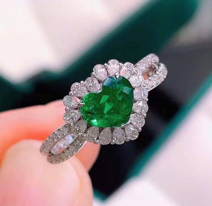 0.72ct COLUMBIA MUZO MINE, VERDANT Green Emerald