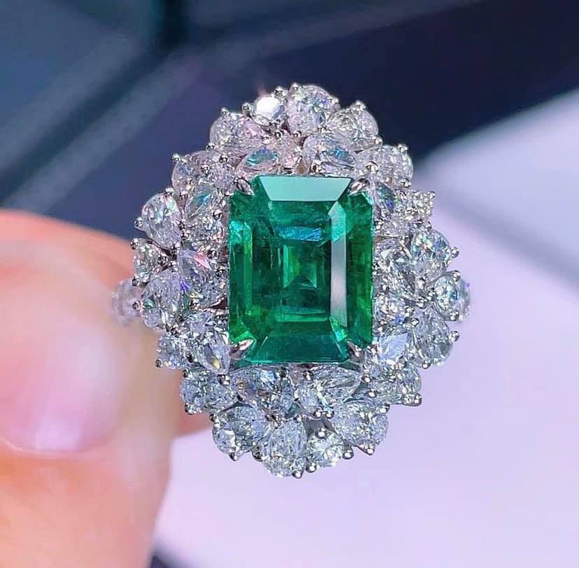 2.23ct Vivid Green Emerald