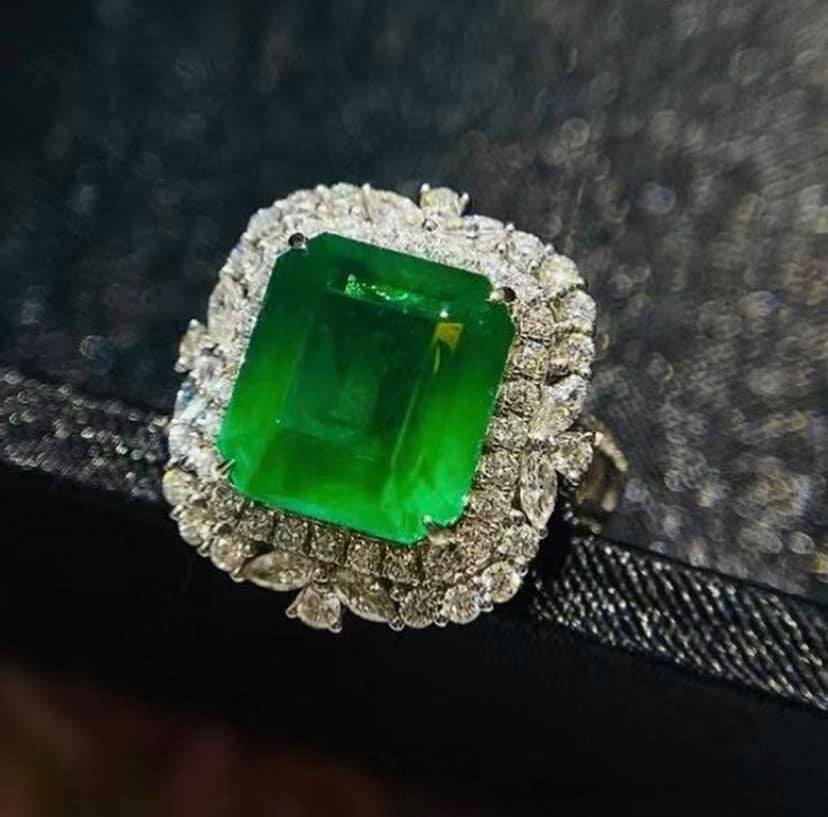 7.96ct NO OIL Vivid Green Emerald