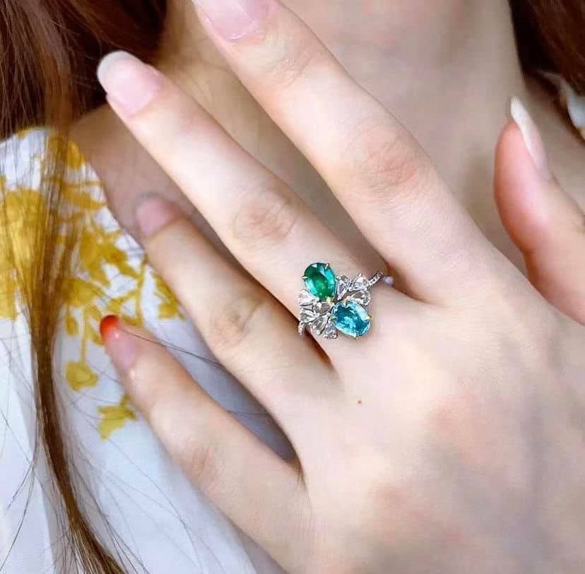 1ct Vivid Green Emerald, 0.8ct Paraiba